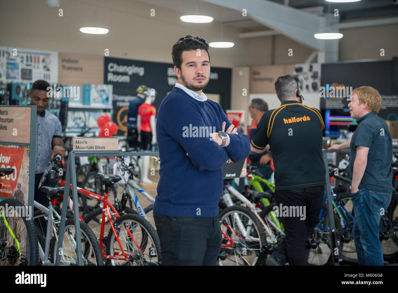 Une personne se trouve dans un magasin de détail dans un halfords retail park dans le département vélos. Banque D'Images