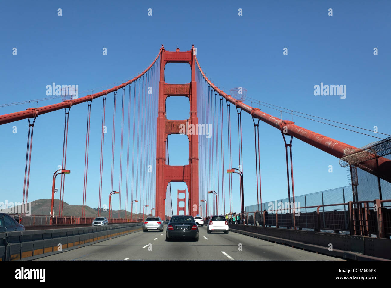 1982 Passage du célèbre Golden Gate Bridge sous ciel bleu. Banque D'Images