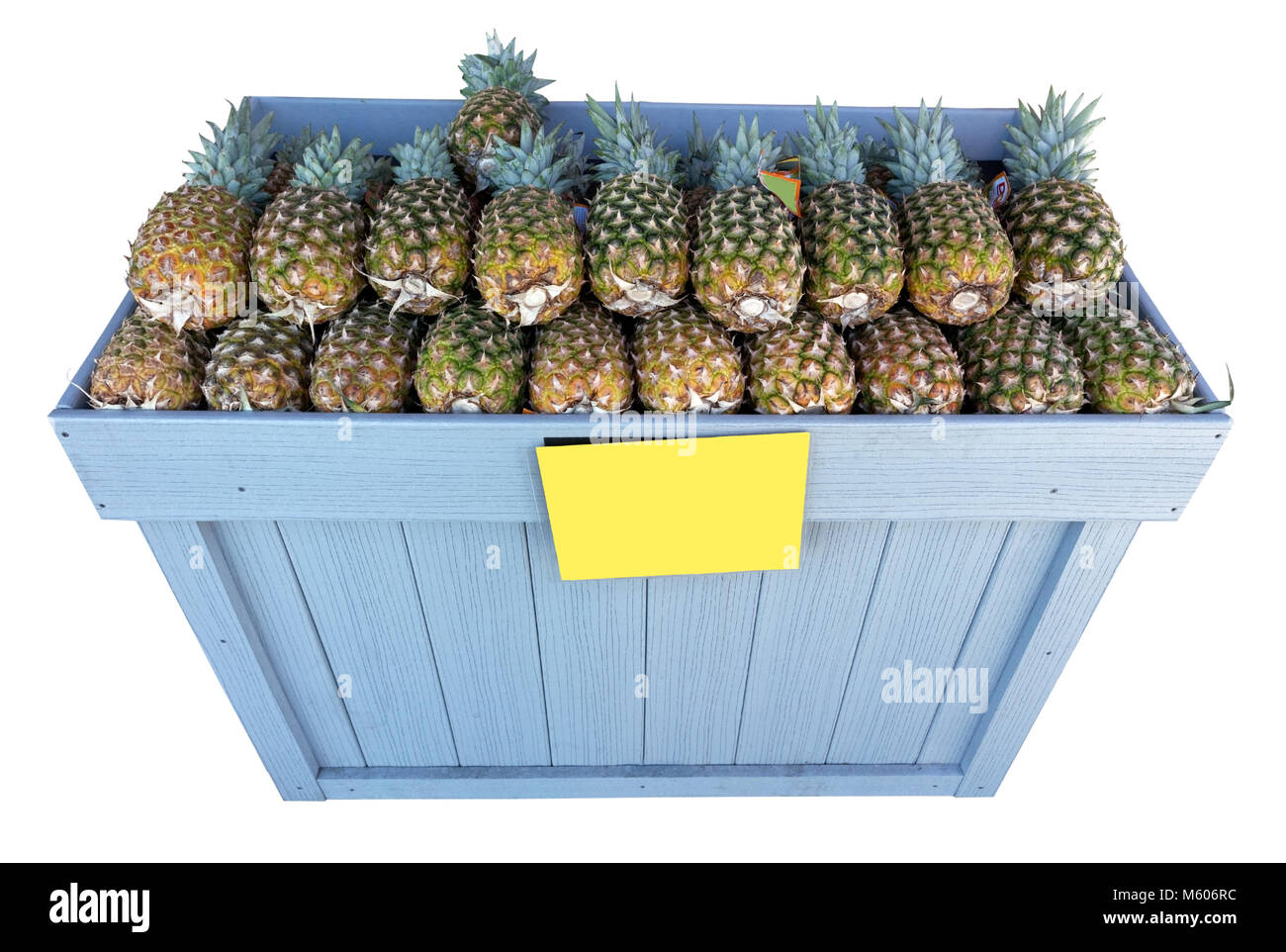 Stand de fruits trottoir bin rempli d'ananas frais. Isolées. Banque D'Images