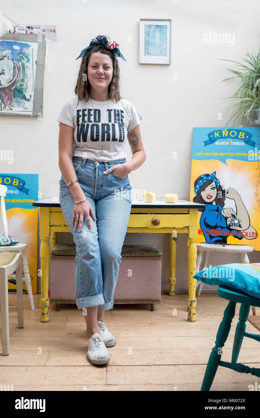 Une jeune femme confiante, pose dans sa cuisine avec un design intérieur à son domicile Banque D'Images