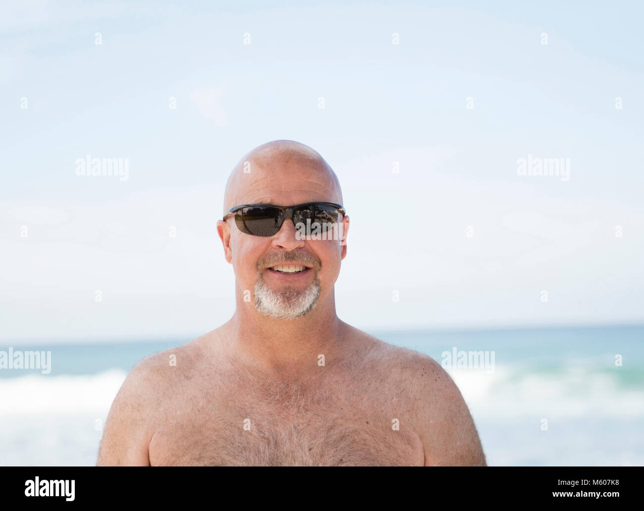 Smiling Happy homme chauve portant des lunettes de soleil sur la plage au  Mexique Photo Stock - Alamy