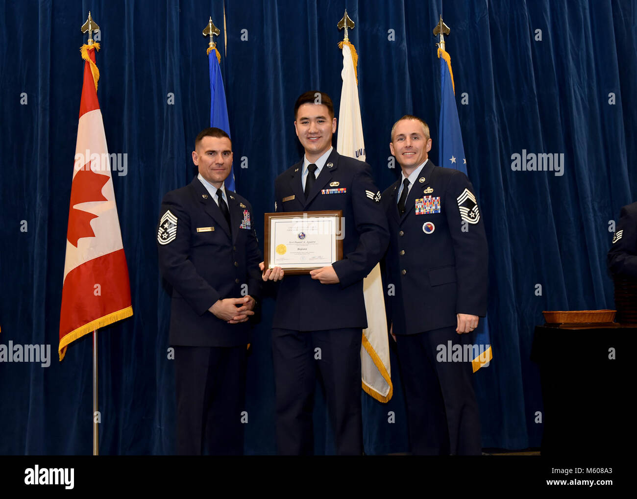 Daniel Aguirre Senior Airman de Fort Gordon, Ga., prend le prix remis aux meilleurs diplômés en école de leadership à l'Aviateur 18-4 au chef Master Sgt. Paul H. Lankford enrôle l'éducation militaire professionnelle Centre sur McGhee Tyson Air National Guard Base dans l'Est du Tennessee, le 8 février 2018, au cours de la cérémonie de remise de diplômes. (U.S. Air National Guard Banque D'Images