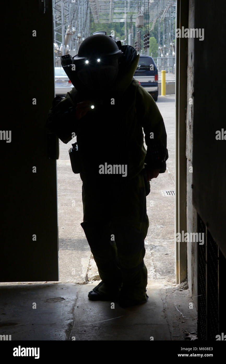 Le détective Sarah Pully du Service de Police d'Asheville Démineurs entre dans une zone dangereuse simulée au cours de l'opération vigilant à Catamount Fontana Dam, NC, 12 juin 2017. La vigilance est une opération Catamount opérations nationales et régionales La sécurité intérieure/ Exercice de défense avec de multiples missions dans l'ouest de NC. (U.S. Army Banque D'Images