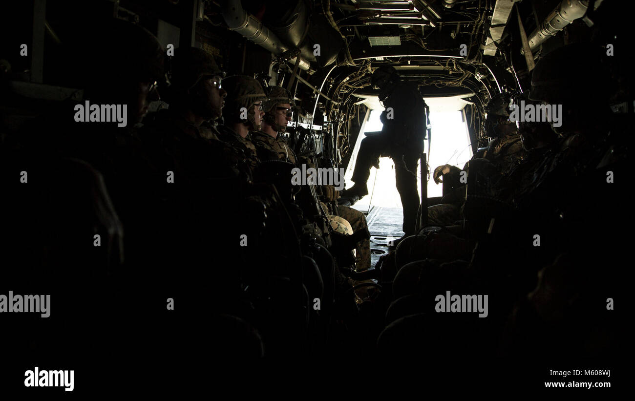 Les Marines américains avec Lima Co., l'Équipe de débarquement du bataillon, 3e bataillon du 1er Régiment de Marines charger sur une MV-22 Osprey de VMM-166 au cours d'un raid aérien de l'exercice au Camp Pendleton, en Californie, le 1 février 2018. Lima Co. est l'élément air assault pour le BLT pour la 13e Marine Expeditionary Unit. (U.S. Marine Corps Banque D'Images