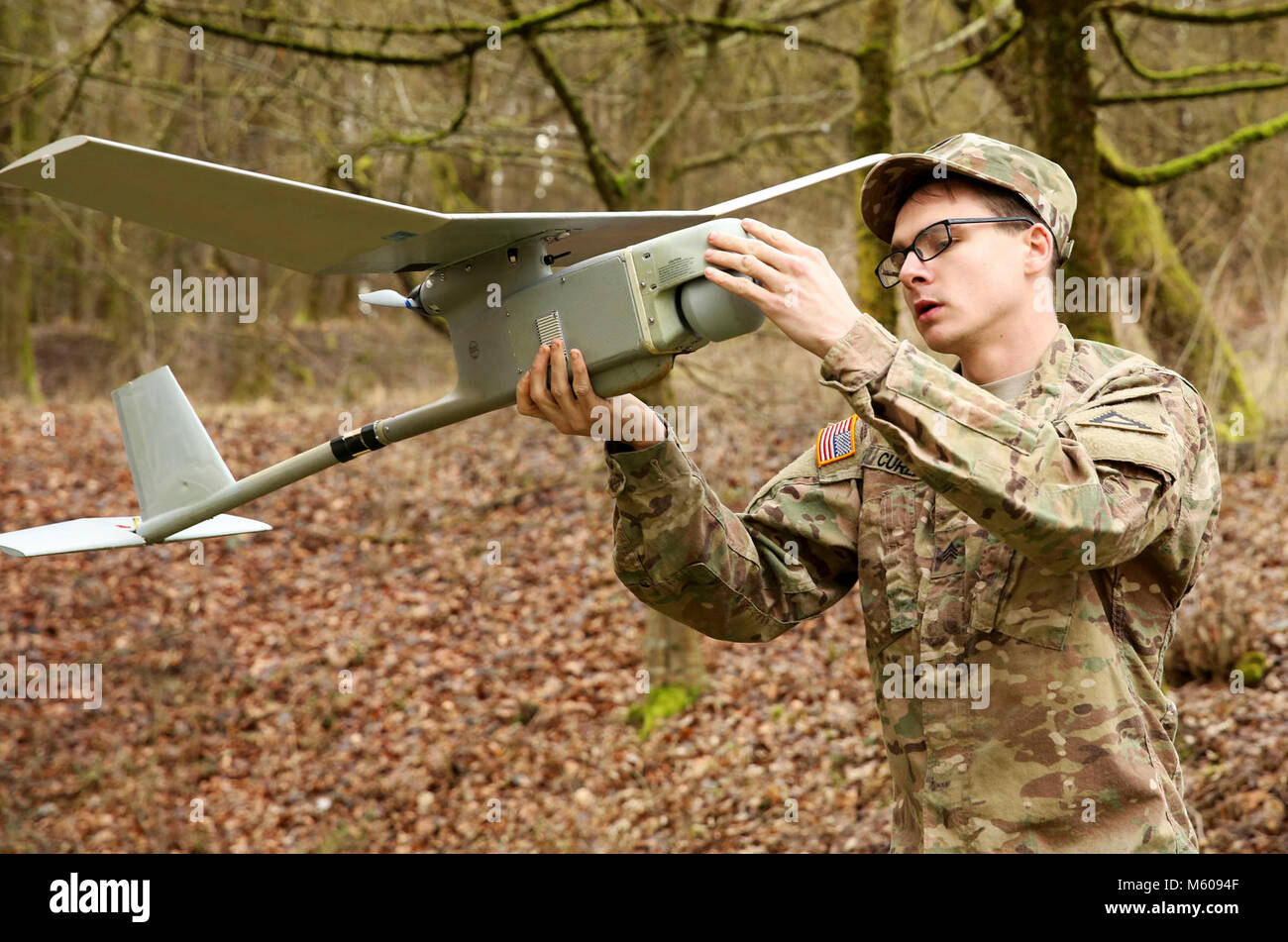 Le sergent de l'armée américaine. Christopher Curley, un fantassin avec de petites tâches de l'opérateur des systèmes de drones, avec le 1er Bataillon, 4e Régiment d'infanterie, affecté à l'état de préparation au Centre multinational de formation Hohenfels, Hohenfels, Allemagne, inspecte la fonctionnalité d'un RQ-11 Raven véhicule aérien avant de lancer à des fins de reconnaissance au cours de la formation, qui a été plus récemment utilisées au cours de l'esprit alliée VIII, le 2 février 2018. (U.S. Army Banque D'Images