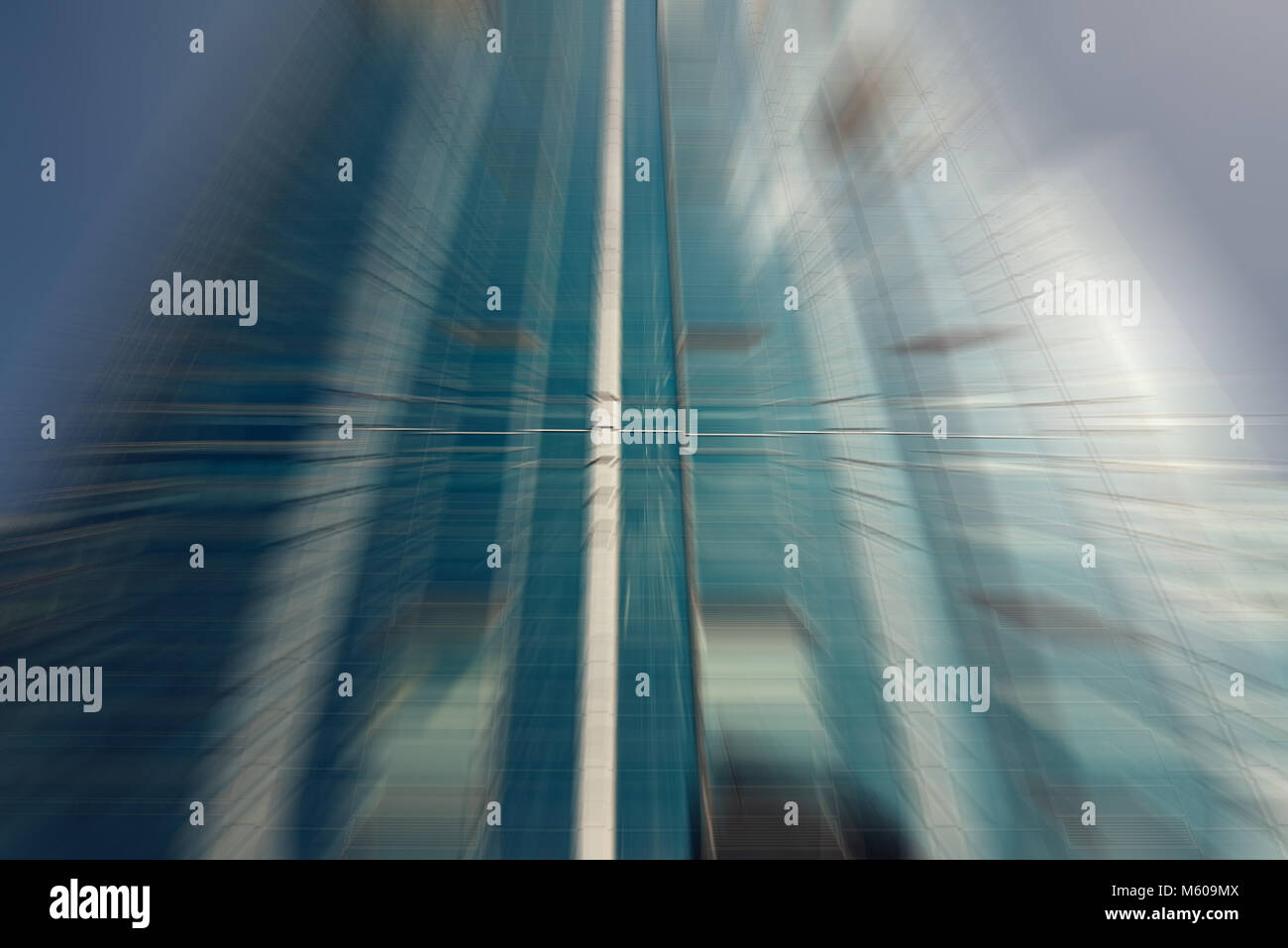 Image flou artistique d'un gratte-ciel en verre dans la ville Banque D'Images