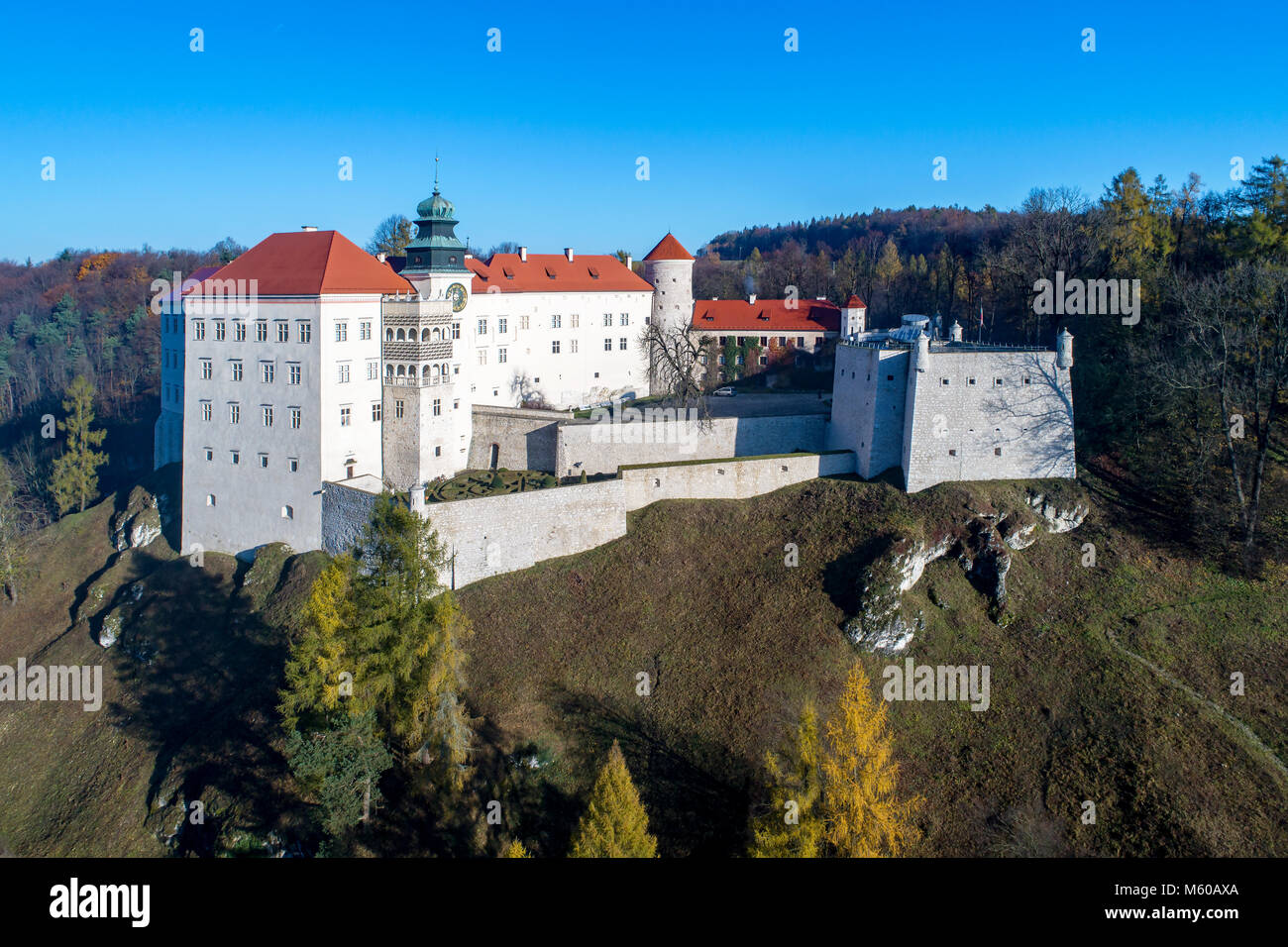 Château historique de Pieskowa Skala sur une colline rocheuse près de Cracovie en Pologne. Vue aérienne de l'automne. Banque D'Images