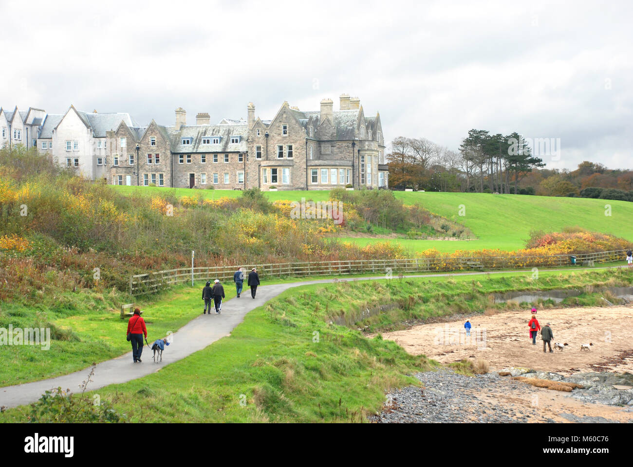 Les gens qui marchent dans le chemin de la côte nord, Bangor, Irlande du Nord, Royaume-Uni Banque D'Images