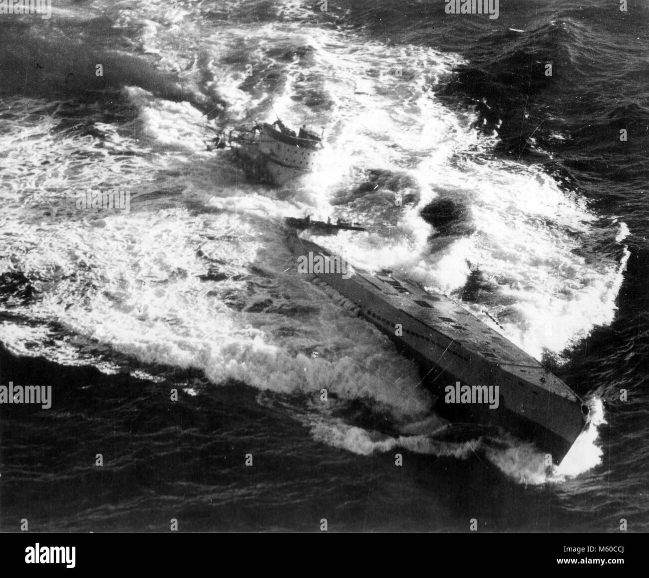 Sous-marin allemand U-185 le naufrage après l'attaque par des avions américains Avenger et sauvage au sud-ouest des Açores le 24 août 1943 Banque D'Images