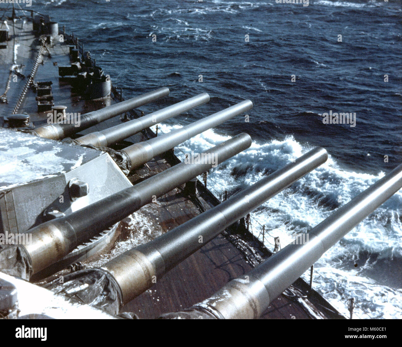 USS Alabama (BB-60) Les canons du cuirassé de classe du Dakota du sud-américain à propos de 1942 tandis qu'une partie de la Home Fleet britannique. Banque D'Images