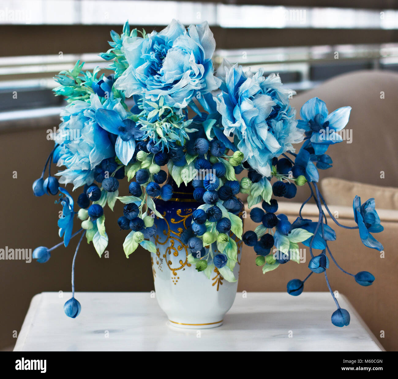 Bouquet bleu avec de grandes fleurs et bourgeons fermés. Fleurs  artificielles dans le vase de l'intérieur Photo Stock - Alamy
