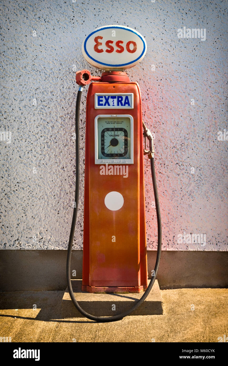 Une pompe à essence Esso de la première moitié du 20e siècle. Une caractéristique commune des garages dans toute l'Irlande. Banque D'Images