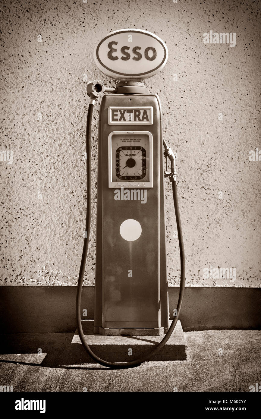 Une pompe à essence Esso de la première moitié du 20e siècle. Une  caractéristique commune des garages dans toute l'Irlande Photo Stock - Alamy