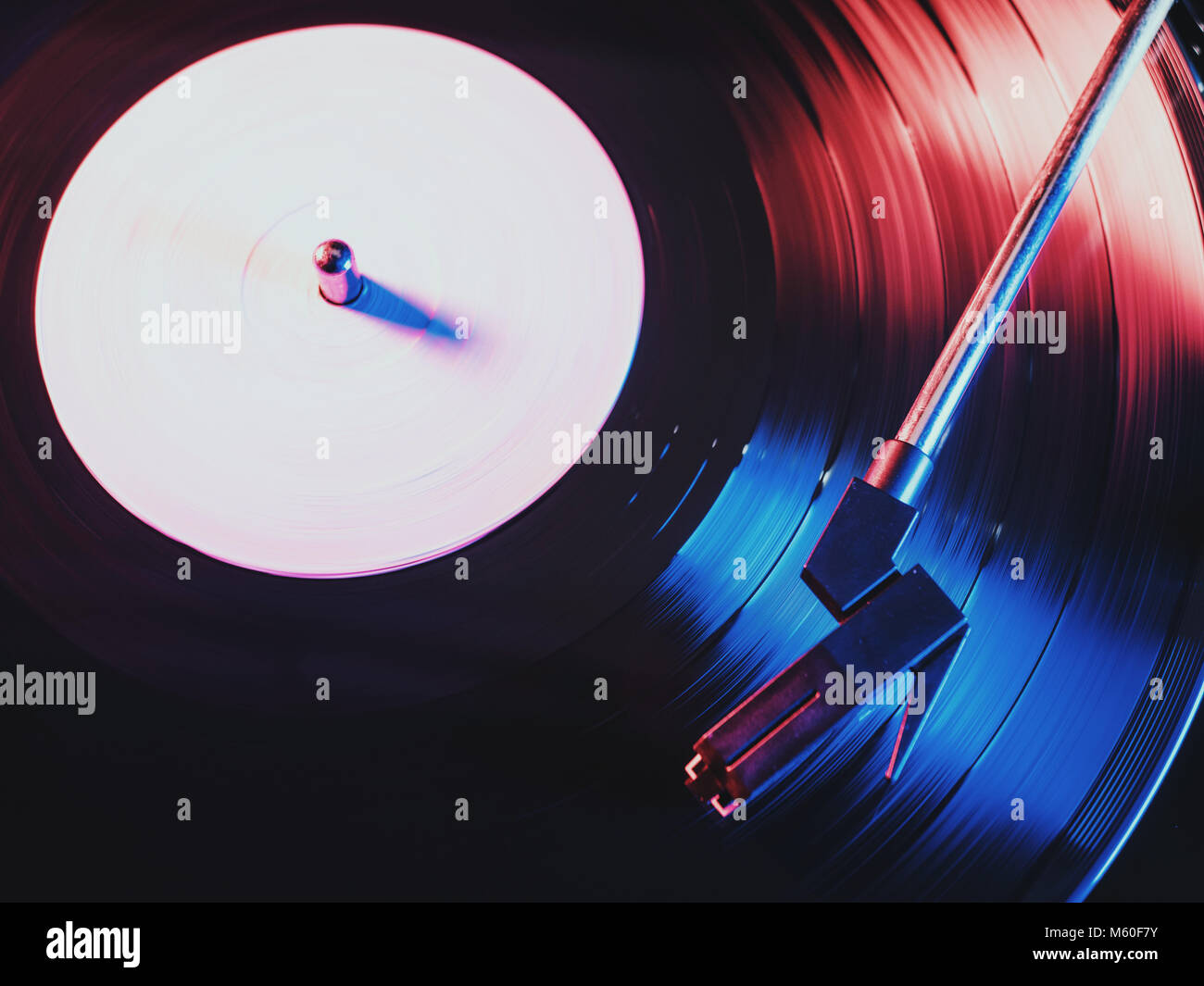 Capsule ou phono chef de la lecture d'une filature platine LP. Close up de platine vinyl stylus en baisse. Jouer le début d'une black 33 tr/min reco Banque D'Images