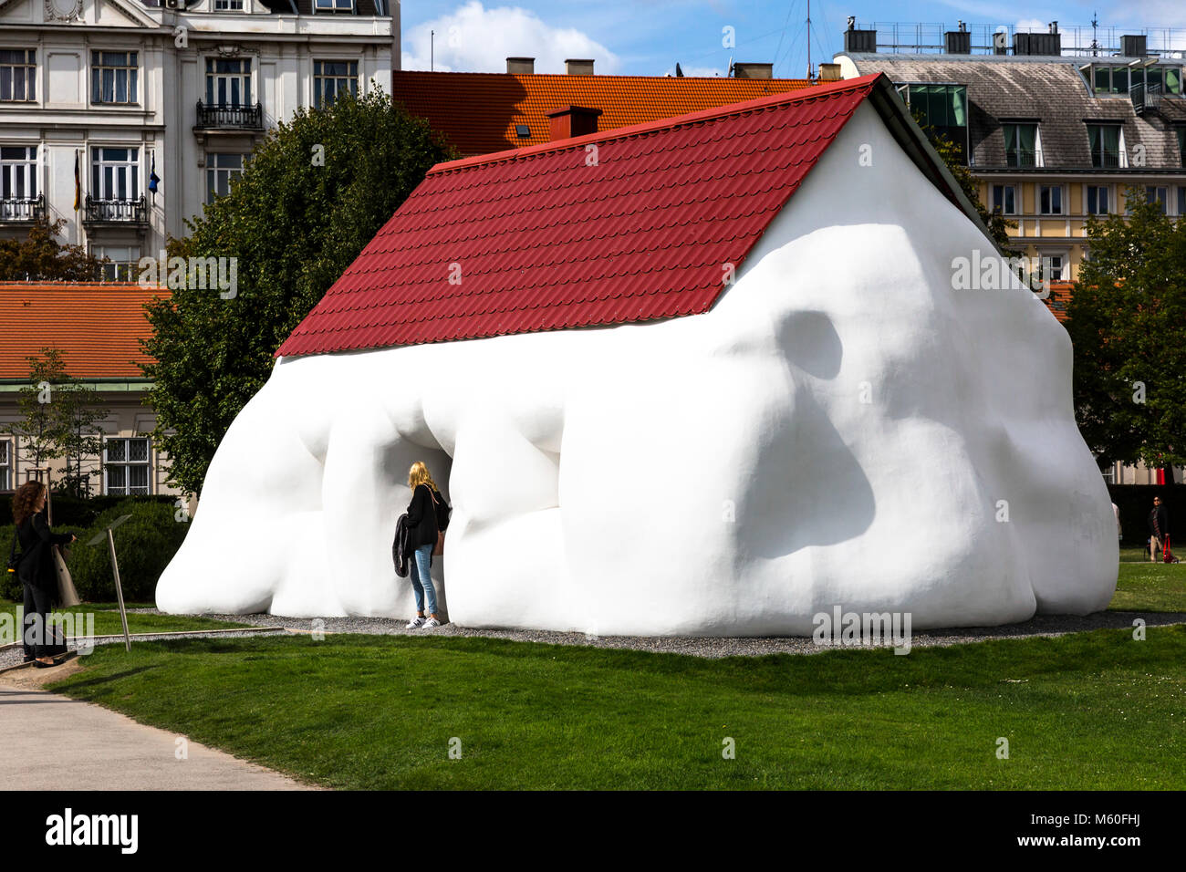 Erwin Wurm est gros House sculpture sur l'affichage à Belvédère, Wien, Vienne, Autriche. Banque D'Images