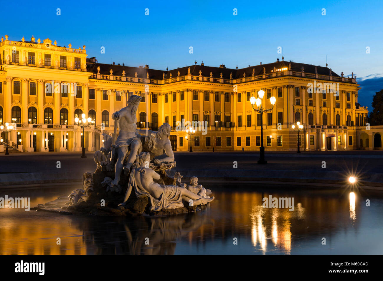 Le palais de Schönbrunn et l'une des Fontaines (esprits de Naiad sources et rivières) illuminé la nuit, Schonbrunn, Vienne, Autriche. Banque D'Images