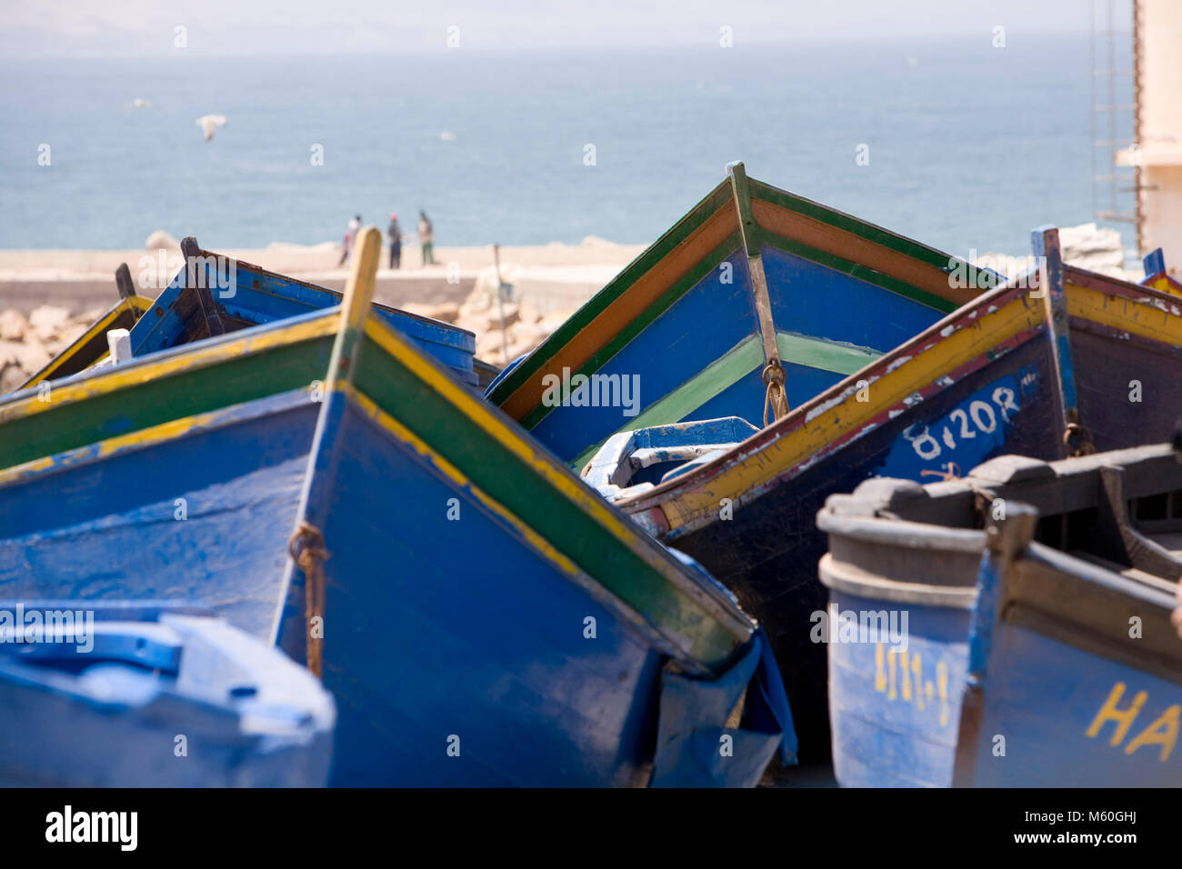 Bateaux de pêche en bois bleu la ligne de front de mer dans la ville de Plage d'Imsouane près d'Essaouira, Maroc. Banque D'Images