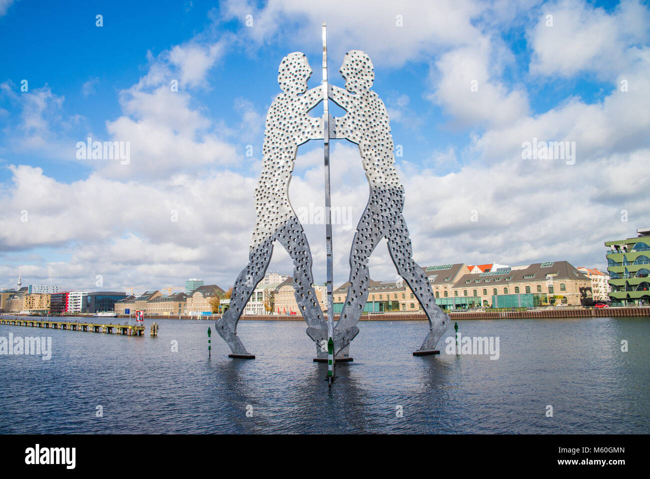 BERLIN - 22 octobre 2017 : Molecul sculpture l'homme de Berlin, Allemagne.Sculptures, conçu par l'artiste américain Jonathan Borofsky. Banque D'Images