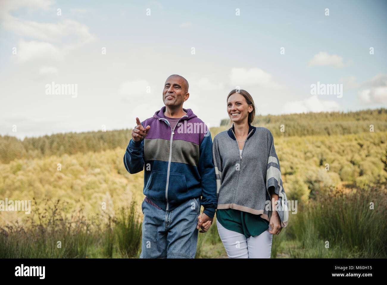 Mari et femme en promenade dans la campagne, d'avoir une discussion. Banque D'Images