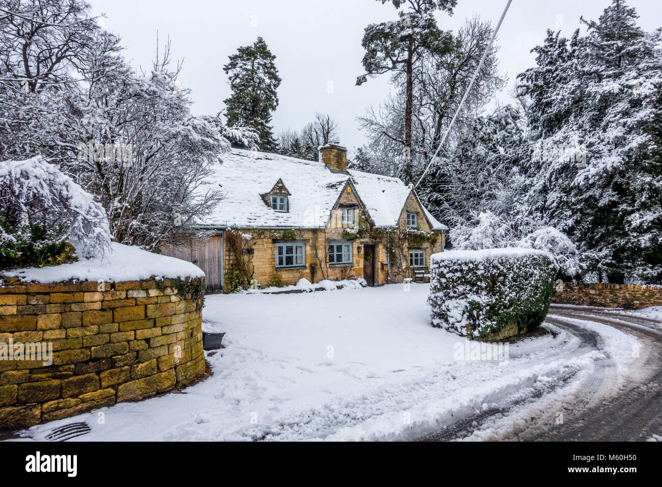 Cotswold cottage en pierre traditionnel vieux couvert de neige Banque D'Images