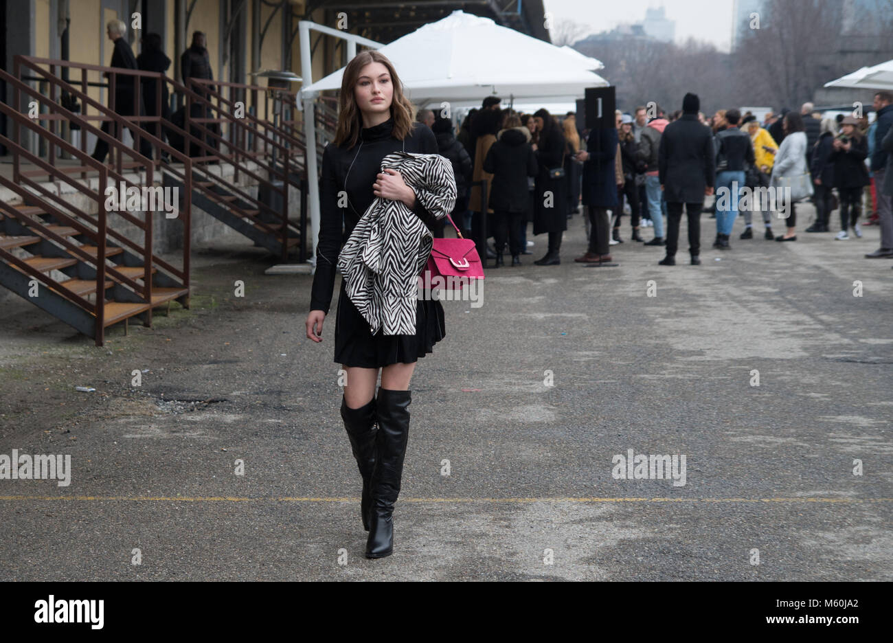 Elizabeth Grace à Milan - MFW FW 2018 pour Roberto Cavalli - Street Style ? Banque D'Images
