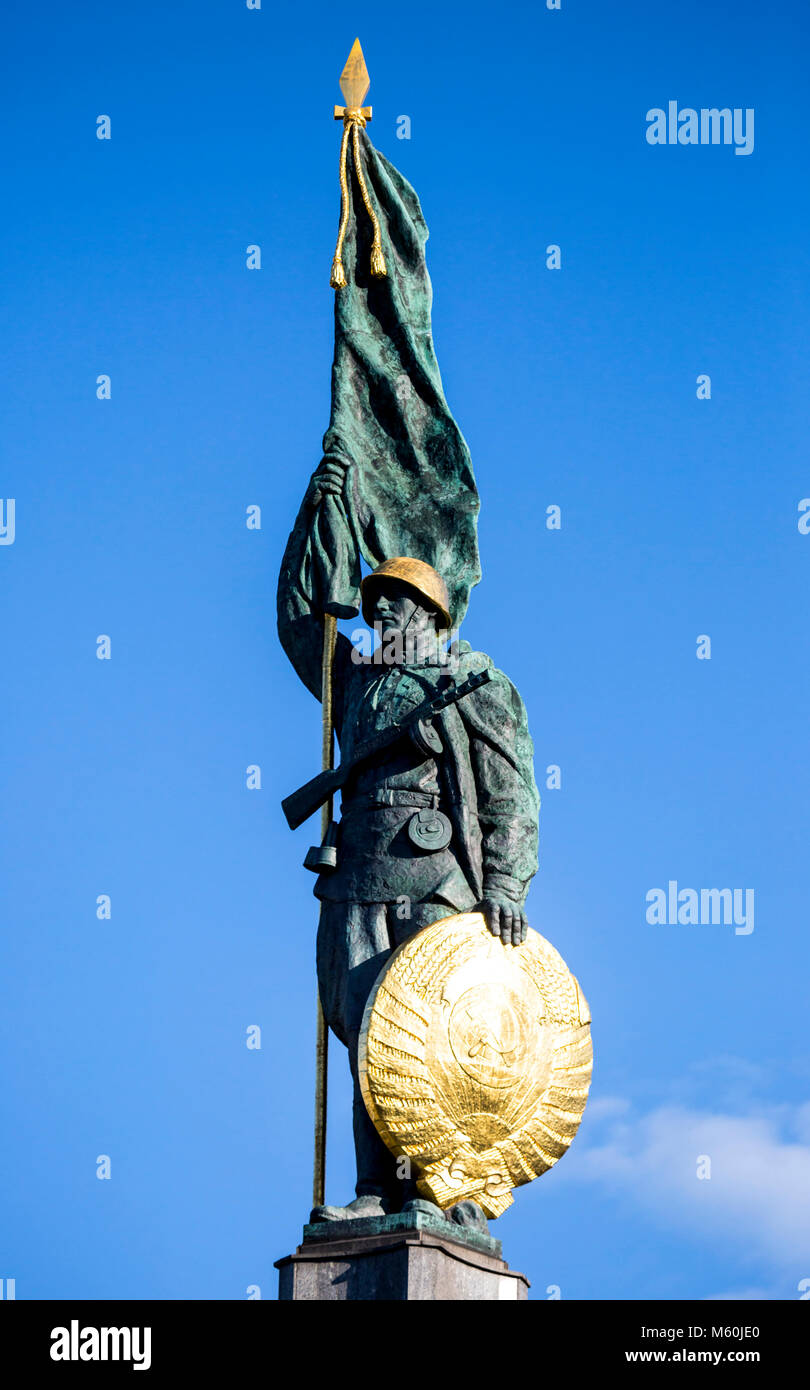 Statue de soldat à la guerre soviétique Memorial (Monument de l'Armée Rouge), Schwarzenbergplatz, Vienne, Autriche. Banque D'Images
