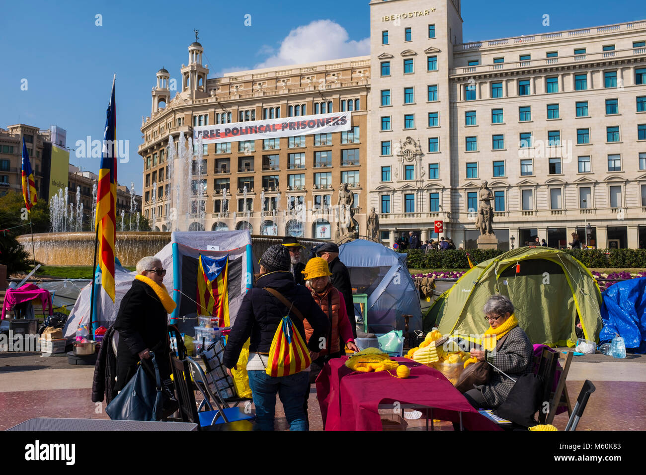 Libérer les prisonniers politiques et la bannière du camp de protestation à la Placa de Catalunya, Barcelone, Catalogne le jeudi 22 février, à l'appui de l'politicia Banque D'Images