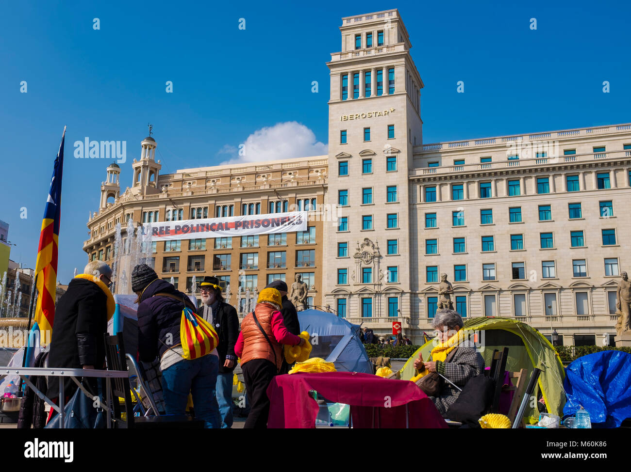 Libérer les prisonniers politiques et la bannière du camp de protestation à la Placa de Catalunya, Barcelone, Catalogne le jeudi 22 février, à l'appui de l'politicia Banque D'Images