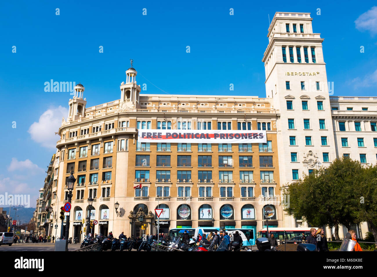 Libérer les prisonniers politiques, de bannière Placa de Catalunya, Barcelone, Catalogne le jeudi 22 février, se référant aux hommes politiques et de la société civile, le Banque D'Images