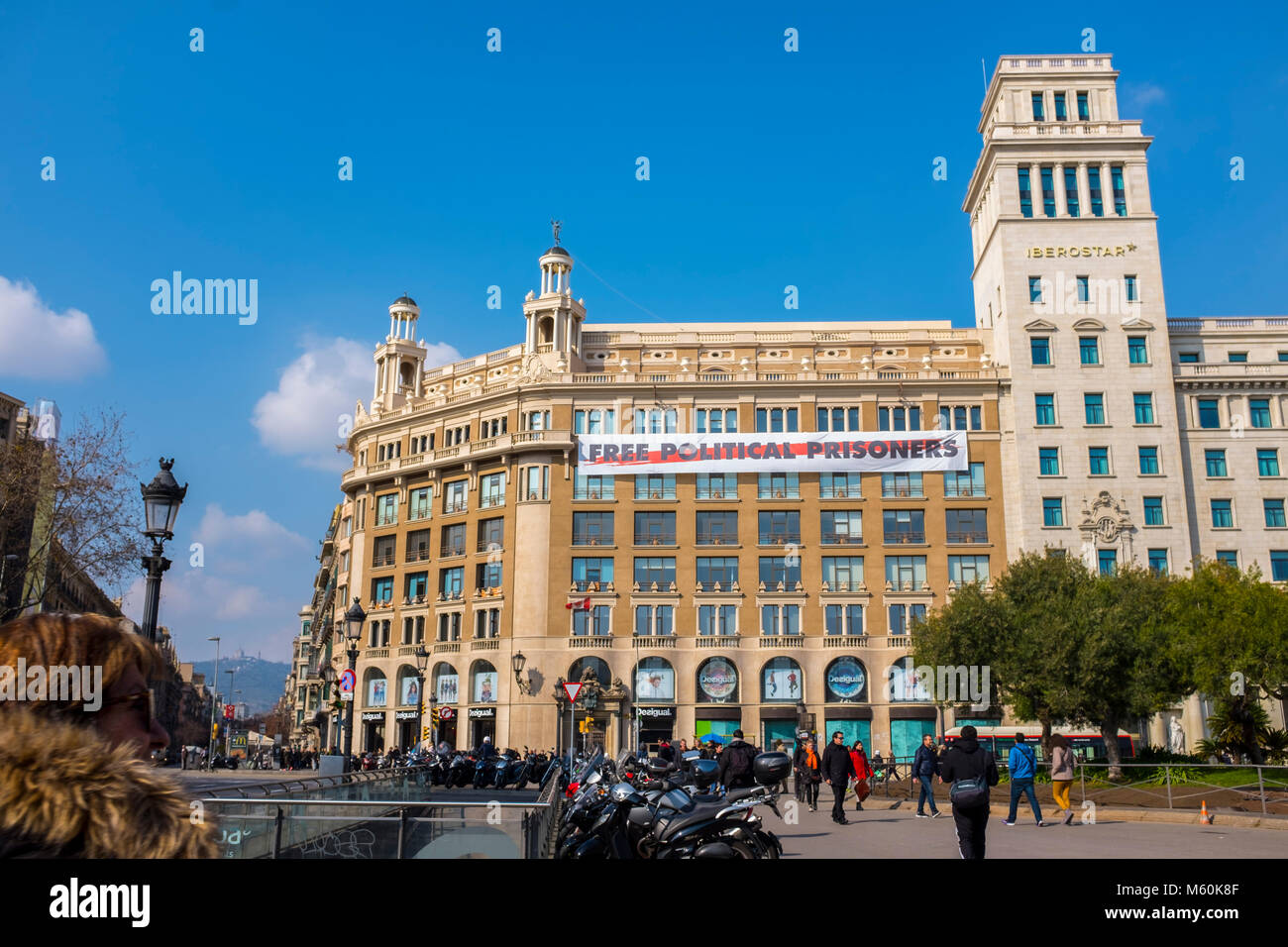 Libérer les prisonniers politiques, de bannière Placa de Catalunya, Barcelone, Catalogne le jeudi 22 février, se référant aux hommes politiques et de la société civile, le Banque D'Images