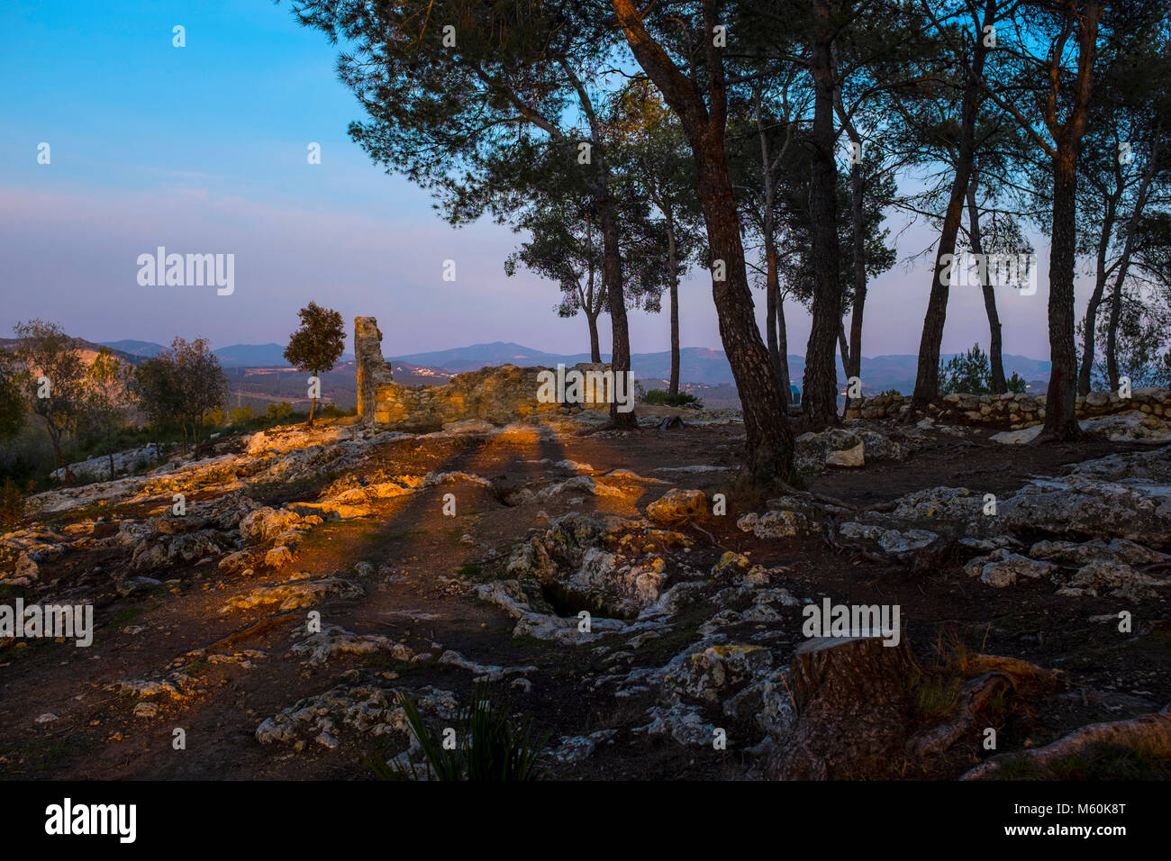 Santa Maria dels Albats - ancienne église qui fait partie de l'Olderola complexe de sites antiques, près de Vilafranca del Penedès, en Catalogne. Cette église da Banque D'Images