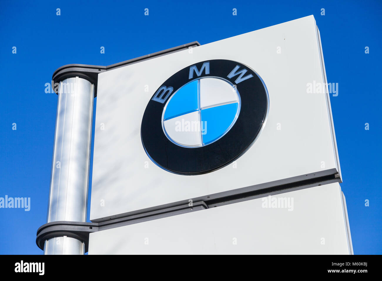 FUERTH / ALLEMAGNE - 25 février 2018 : BMW emblème près d'un concessionnaire. BMW est une société multinationale allemande qui produit actuellement des automobiles et du moteur Banque D'Images