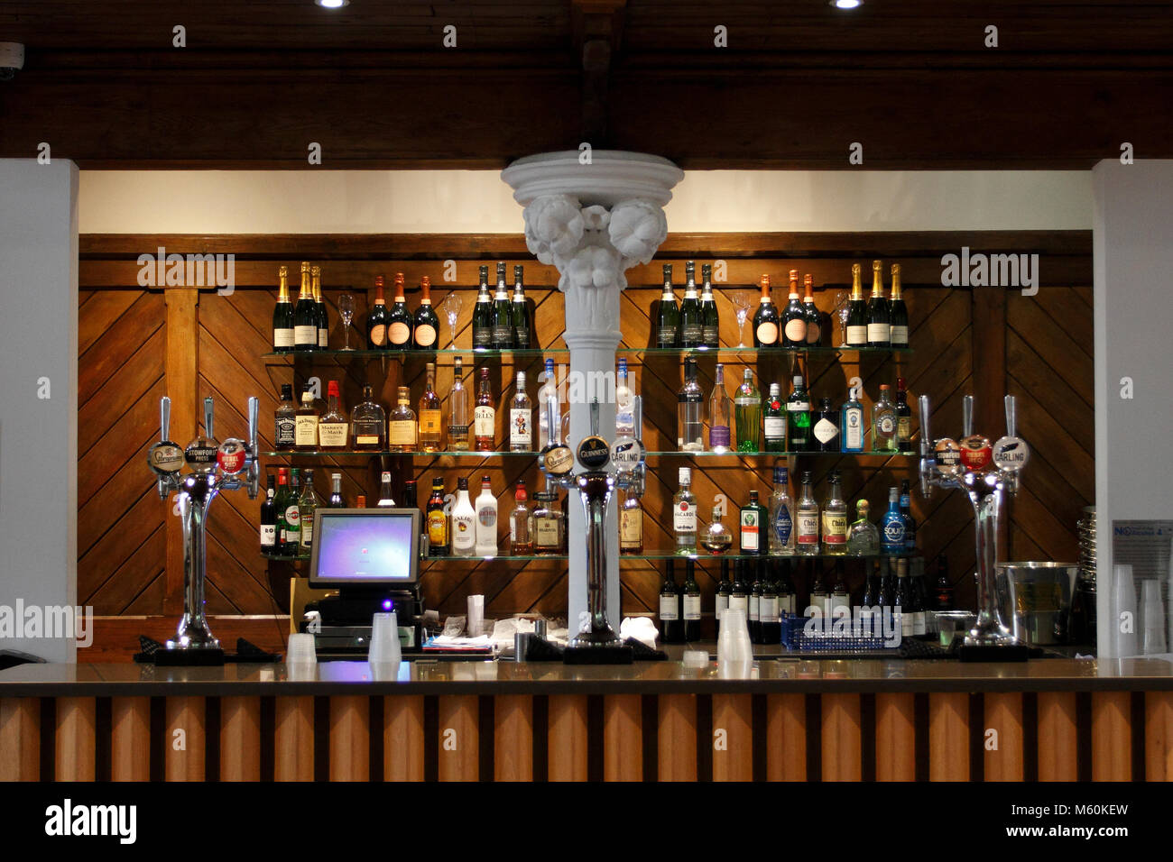 Bar dans une église désaffectée. De nouveaux esprits dans l'église. Banque D'Images