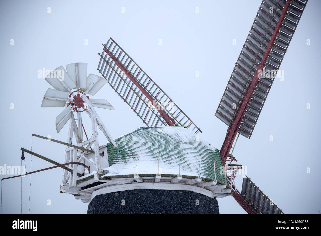 Cuisinière, Allemagne. Feb 27, 2018. La neige se trouve sur le moulin à vent hollandais. Le moulin de 1889 est toujours entièrement fonctionnel et est toujours exploité avec l'énergie éolienne comme un monument technique jusqu'en 1976. Credit : Jens Büttner/dpa-Zentralbild/dpa/Alamy Live News Crédit : afp photo alliance/Alamy Live News Banque D'Images