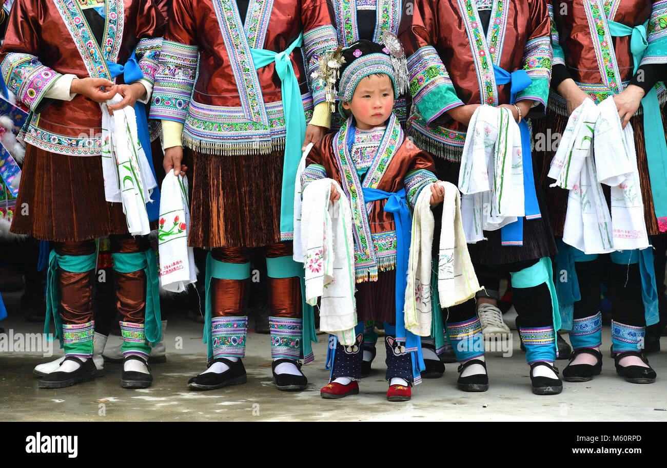 (180227) -- RONGSHUI, 10 févr. 27, 2018 (Xinhua) -- les gens regardent les performances lors d'un festival dans le canton de lusheng 36 Gandongbei, Rongshui Miao comté autonome de la Chine du Sud, région autonome Zhuang du Guangxi, le 27 février, 2018. Lusheng est un roseau local-pipe instrument à vent. (Xinhua/Huang Xiaobang) (wyo) Banque D'Images