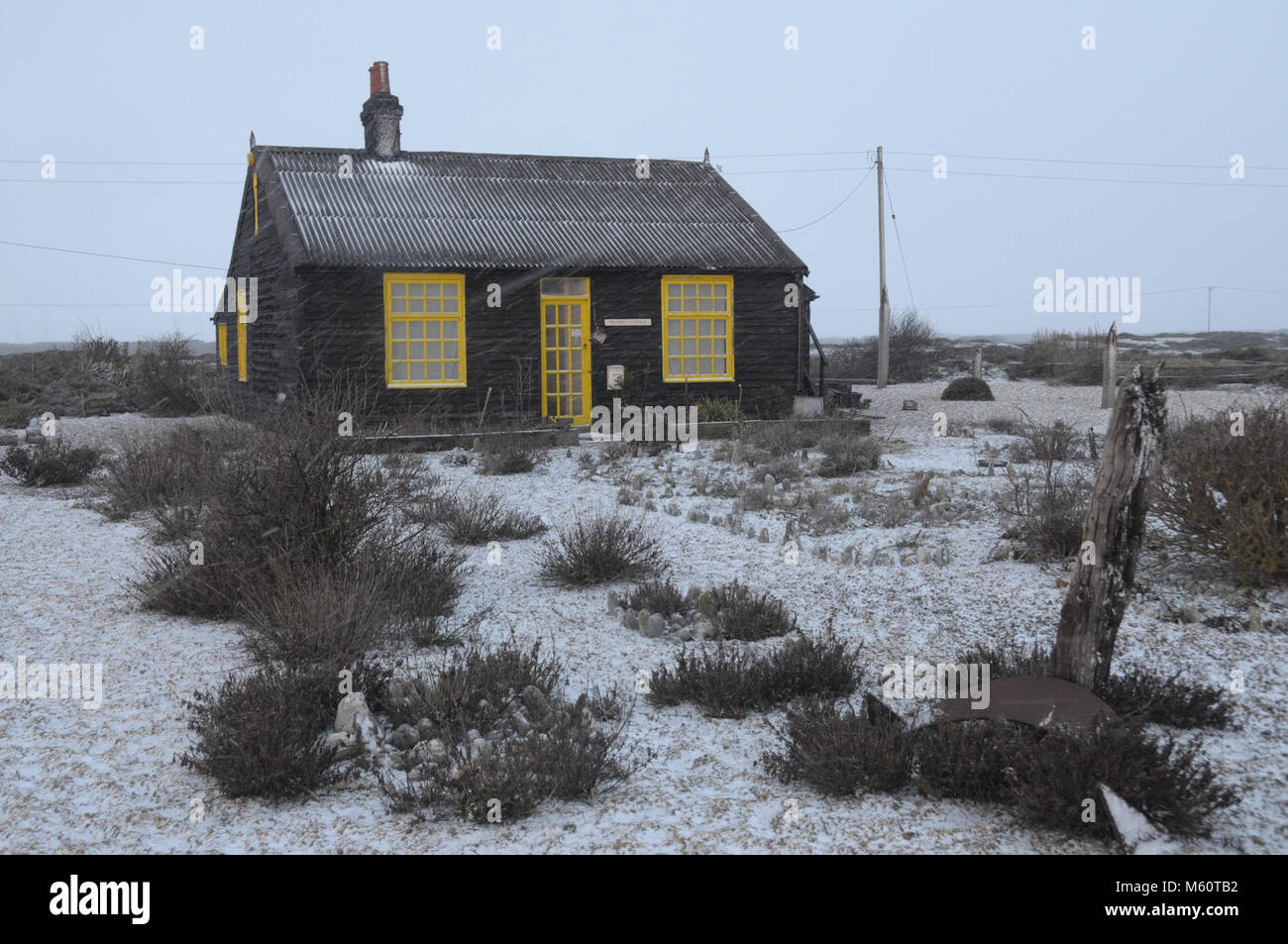 Dungeness, Kent, UK. 27 févr. 2018. La flèche de galets dans le Kent dormeur s'est réveillé à une couverture de neige ce matin que l'Angleterre connaît une période de temps exceptionnellement froid si tard dans l'hiver. La photographie montre la perspective Cottage et son célèbre jardin de galets une fois administré et créé par la fin Derek Jarman. UrbanImages/Alamy Live News Banque D'Images