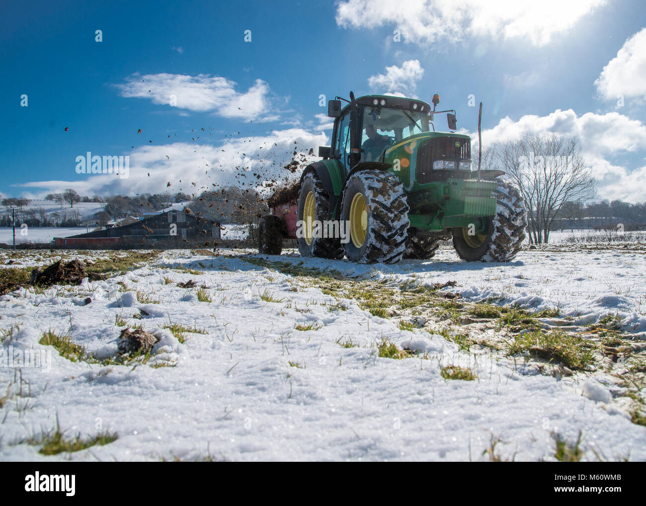 Preston, Lancashire, Royaume-Uni. Feb 27, 2018. L'épandage de fumier de ferme sur un champ neigeux, Longridge, Preston, Lancashire. Crédit : John Eveson/Alamy Live News Banque D'Images