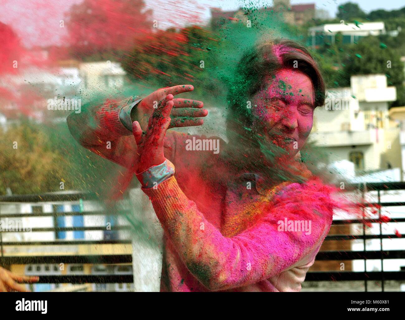 Jammu Cachemire contrôlé, l'Inde. Feb 27, 2018. Un étudiant célèbre le festival de Holi au Jammu, la capitale de l'Inde d'hiver du Cachemire contrôlé, le 27 février 2018. Festival Holi, également connu sous le nom de Spring Festival de couleurs, tombe généralement vers la fin de février ou mars, et il est célébré par les résidents dans le monde hindou en jetant de la poudre de couleur, ou gulal vers l'autre. Credit : Stringer/Xinhua/Alamy Live News Banque D'Images