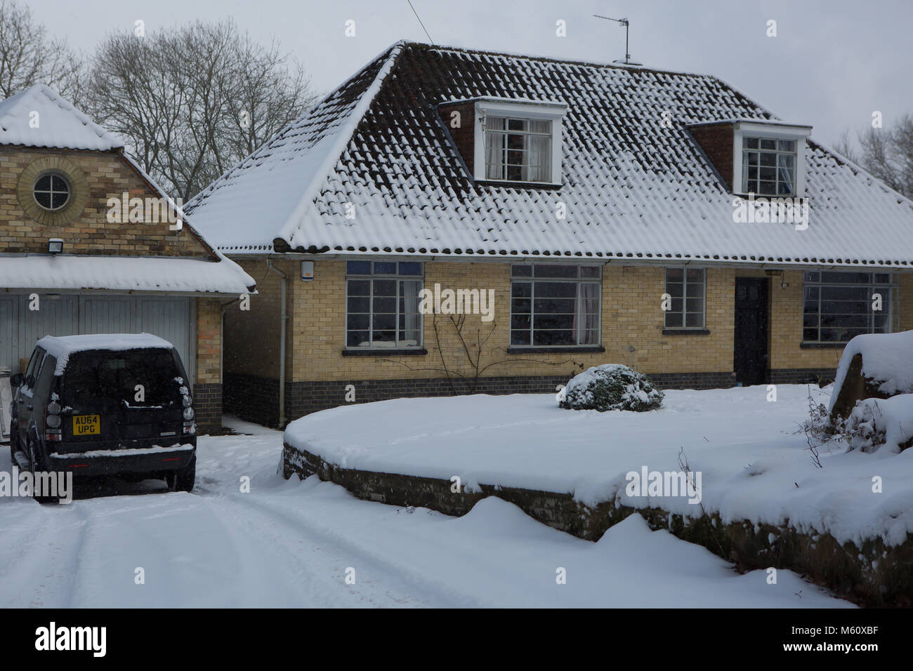 Tatsfield, UK. 27 févr. 2018. De lourdes chutes de neige de Sibérie dans le Kent comme prévu la bête de l'est passe au-dessus de la température la plus froide donnant au Royaume-Uni depuis 1986 Credit : Keith Larby/Alamy Live News Banque D'Images