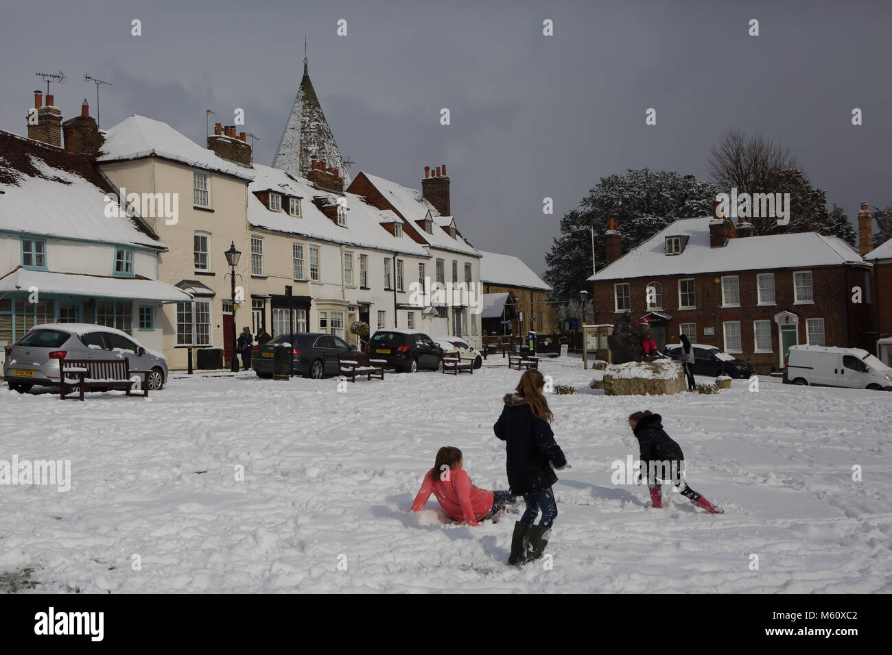 Edenbridge, UK. Feb 27, 2018. Les enfants ont une snowball fight sur Westerham, dans le Kent, comme les prévisions de bête de l'est passe au-dessus de la température la plus froide donnant au Royaume-Uni depuis 1986 Credit : Keith Larby/Alamy Live News Banque D'Images