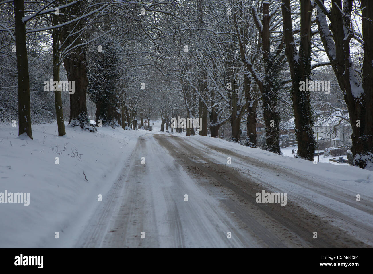 Edenbridge, UK. Feb 27, 2018. De lourdes chutes de neige de Sibérie dans le Kent comme prévu la bête de l'est passe au-dessus de la température la plus froide donnant au Royaume-Uni depuis 1986 Credit : Keith Larby/Alamy Live News Banque D'Images