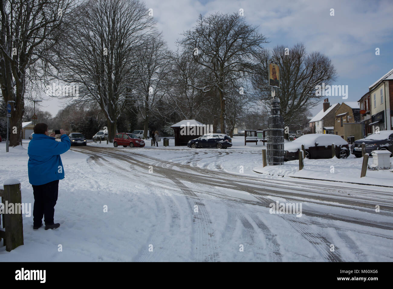 Edenbridge, UK. Feb 27, 2018. Une dame prend une photo de la neige dans le Kent comme prévu la bête de l'est passe au-dessus de la température la plus froide donnant au Royaume-Uni depuis 1986 Credit : Keith Larby/Alamy Live News Banque D'Images