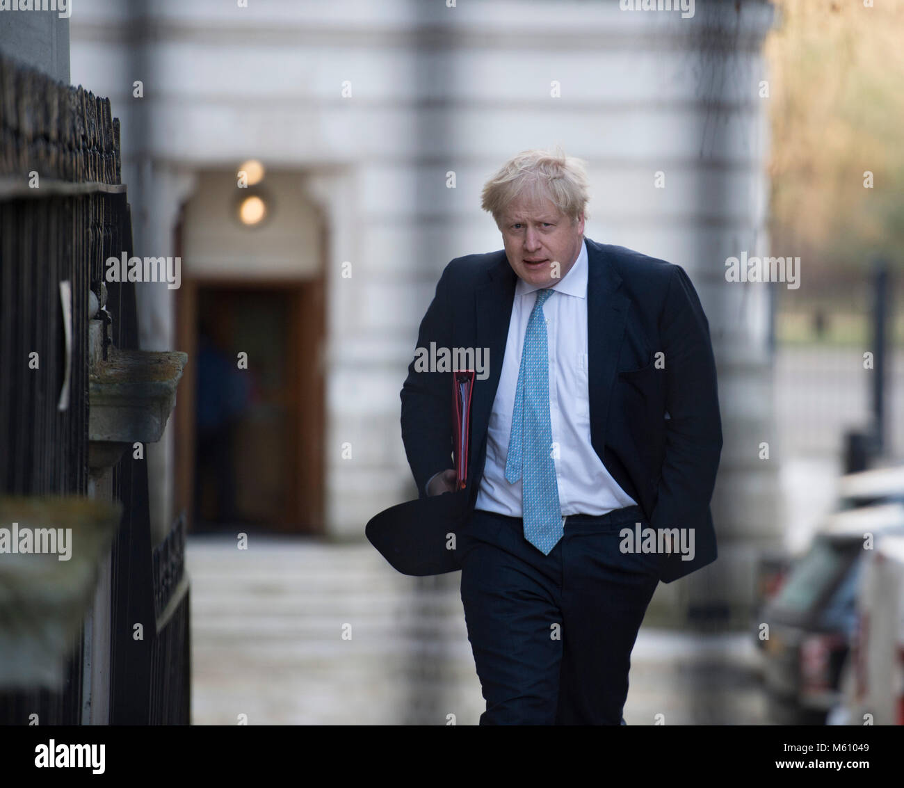 Downing Street, London, UK. 27 février 2018. Boris Johnson, secrétaire d'État aux Affaires étrangères et du Commonwealth, arrive à Downing Street pour réunion hebdomadaire du cabinet. Credit : Malcolm Park/Alamy Live News. Banque D'Images