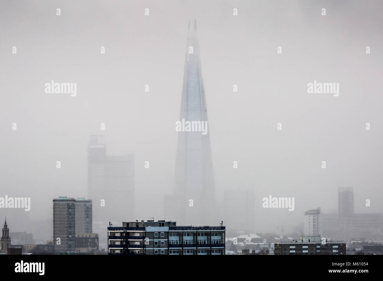 Londres, Royaume-Uni. Feb 27, 2018. Météo France : Le gratte-ciel Shard building vu tout juste visible par le gel voile blanc d'air froid dans le cadre de la descente en température appelée "la Bête de l'Est'. Des températures de -5 °C ont été enregistrées pendant la nuit dans certaines zones rurales, le plus froid de marquage avant mars sort depuis 1986. Crédit : Guy Josse/Alamy Live News Banque D'Images