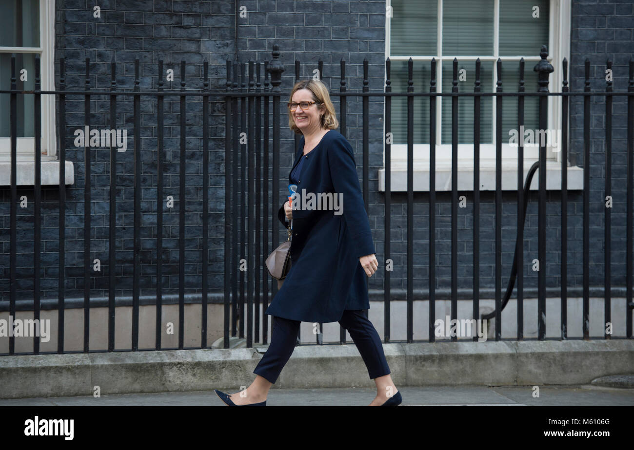 Downing Street, London, UK. 27 février 2018. L'Amber Rudd, Secrétaire d'Etat pour le ministère de l'intérieur, arrive à Downing Street pour réunion hebdomadaire du cabinet. Credit : Malcolm Park/Alamy Live News. Banque D'Images