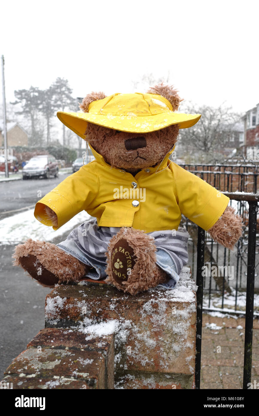 Reading, UK. 27 févr. 2018. Météo France : le passage des averses de neige commencent à rester sur le sol dans la lecture. Matthieu Ashmore/Alamy Live News Banque D'Images