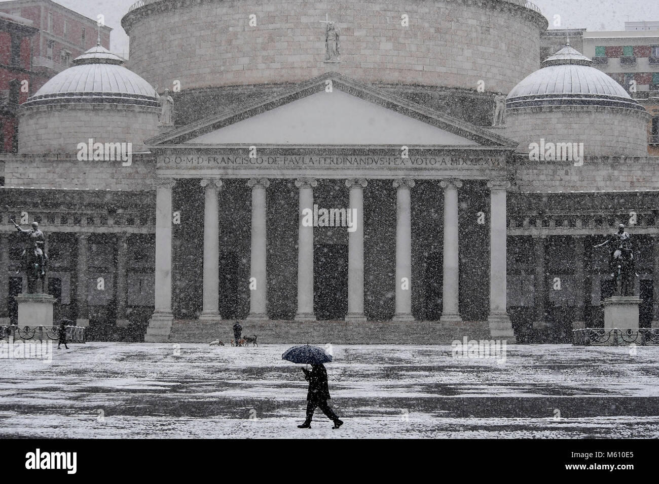 Naples, Italie. Feb 27, 2018. Naples, la ville de Naples couverts par une extraordinaire de neige. Événement extrêmement rare qui n'a pas eu lieu à Naples pour au moins quelques décennies. 27/02/2018, Naples, Italie : Crédit Photo indépendant Srl/Alamy Live News Banque D'Images