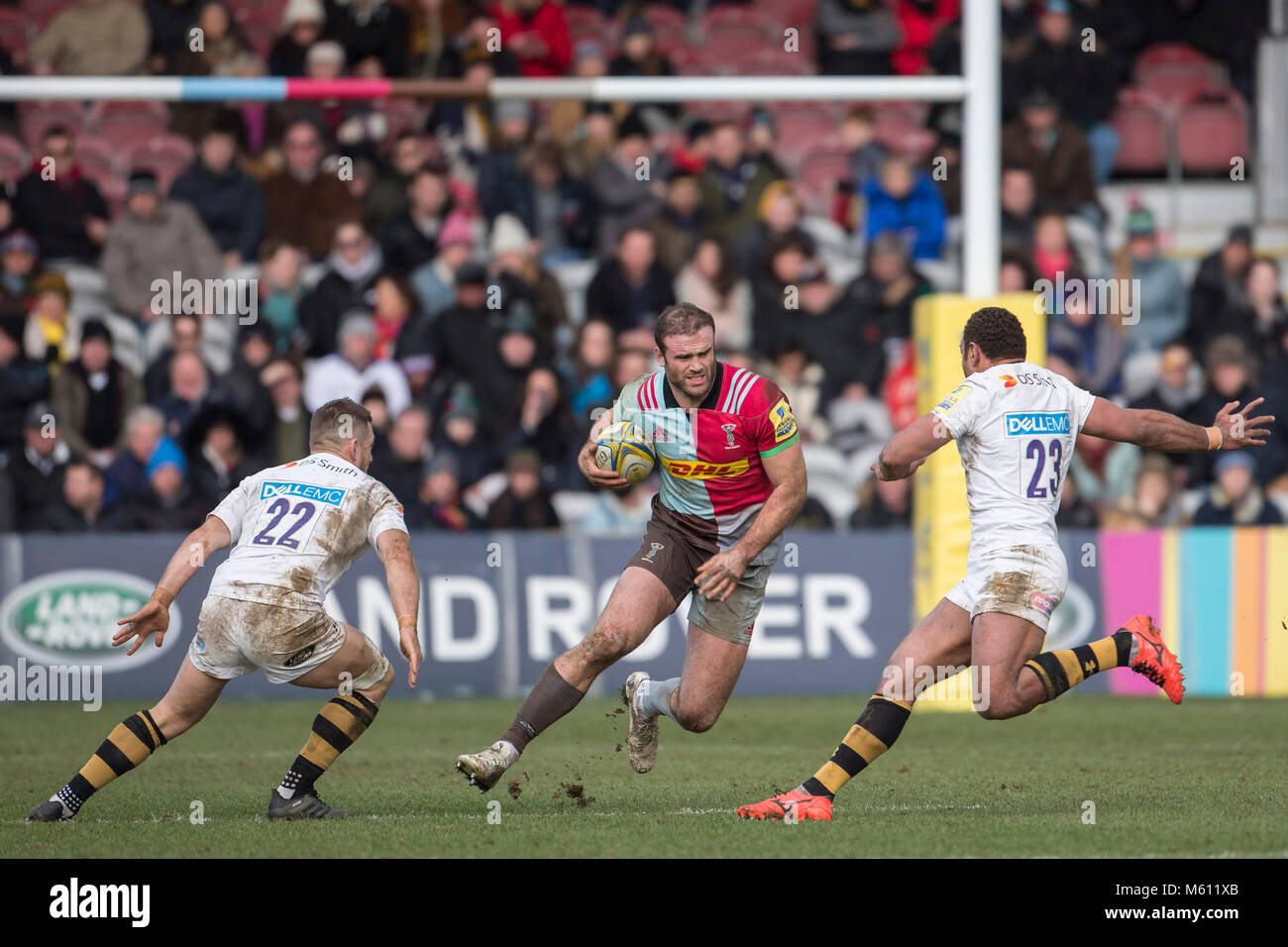 10 février 2018, l'Angleterre, Londres, Rugby, Six Nations 2018 NatWest, l'Angleterre contre le Pays de Galles : Harlequins' Jamie Roberts (12), Jimmy Gopperth, 22 (L) et Gaby Lovobalavu (23) en action. - Pas de service de fil · Photo : Jürgen Keßler/dpa Banque D'Images