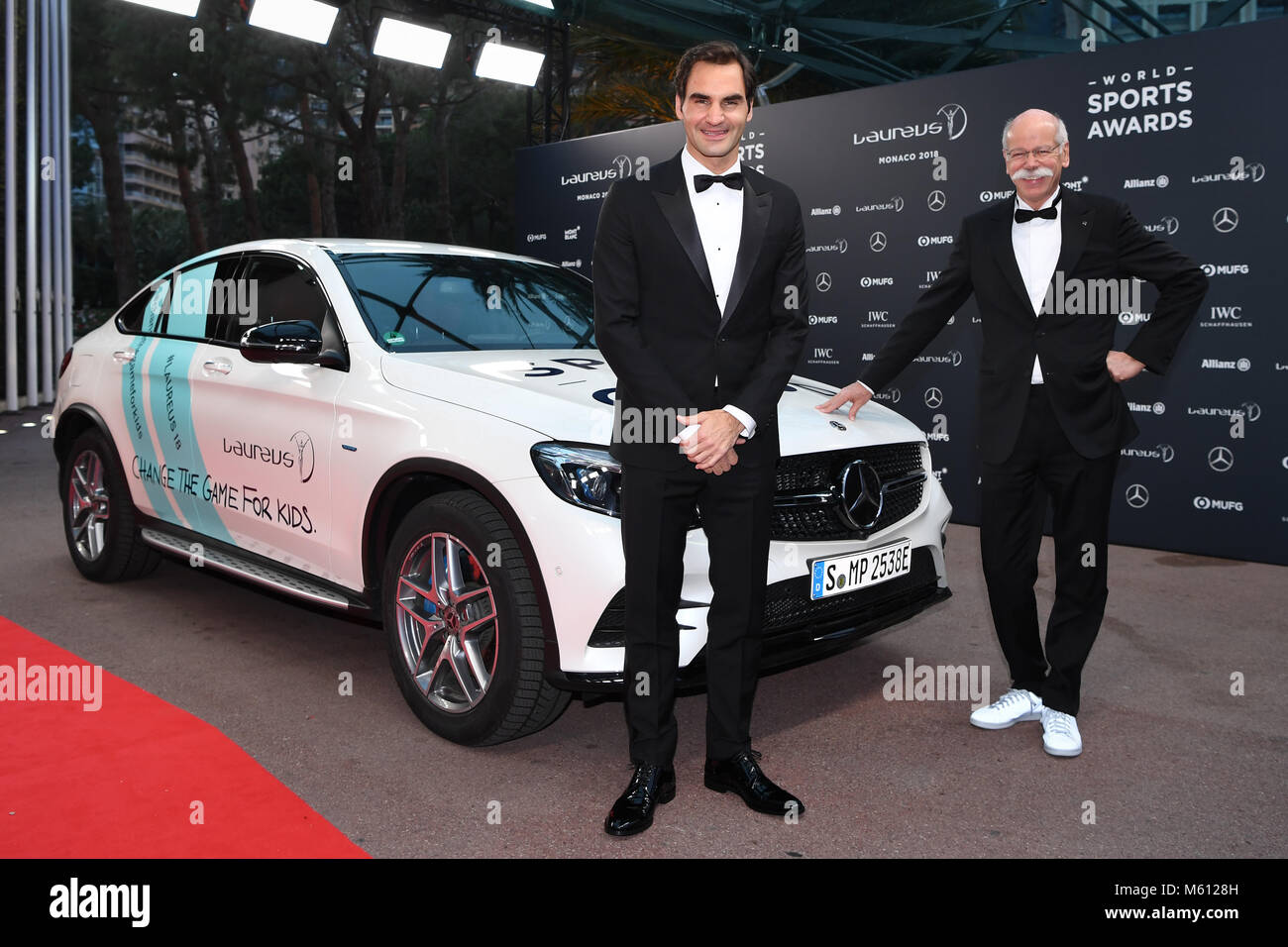 Monte Carlo, Monaco. Feb 27, 2018. Dieter Zetsche (Vorsitzender des Managements der Daimler AG, r.) und Roger Federer (tennis, l.) vor dem GLC Coupé 350 e 4MATIC (Kraftstoffverbrauch 2, 5 l/100 km kombiniert, CO2 Emissionen 59 g/km kombiniert). GES/ Allgemein/ Laureus World Sports Awards 2018 : Preisverleihung, 27.02.2018 Allgemein : Laureus World Sport Awards 2018 : Cérémonie de remise des prix, Monaco, Février 27, 2018 dans le monde d'utilisation |Crédit : afp/Alamy Live News Banque D'Images