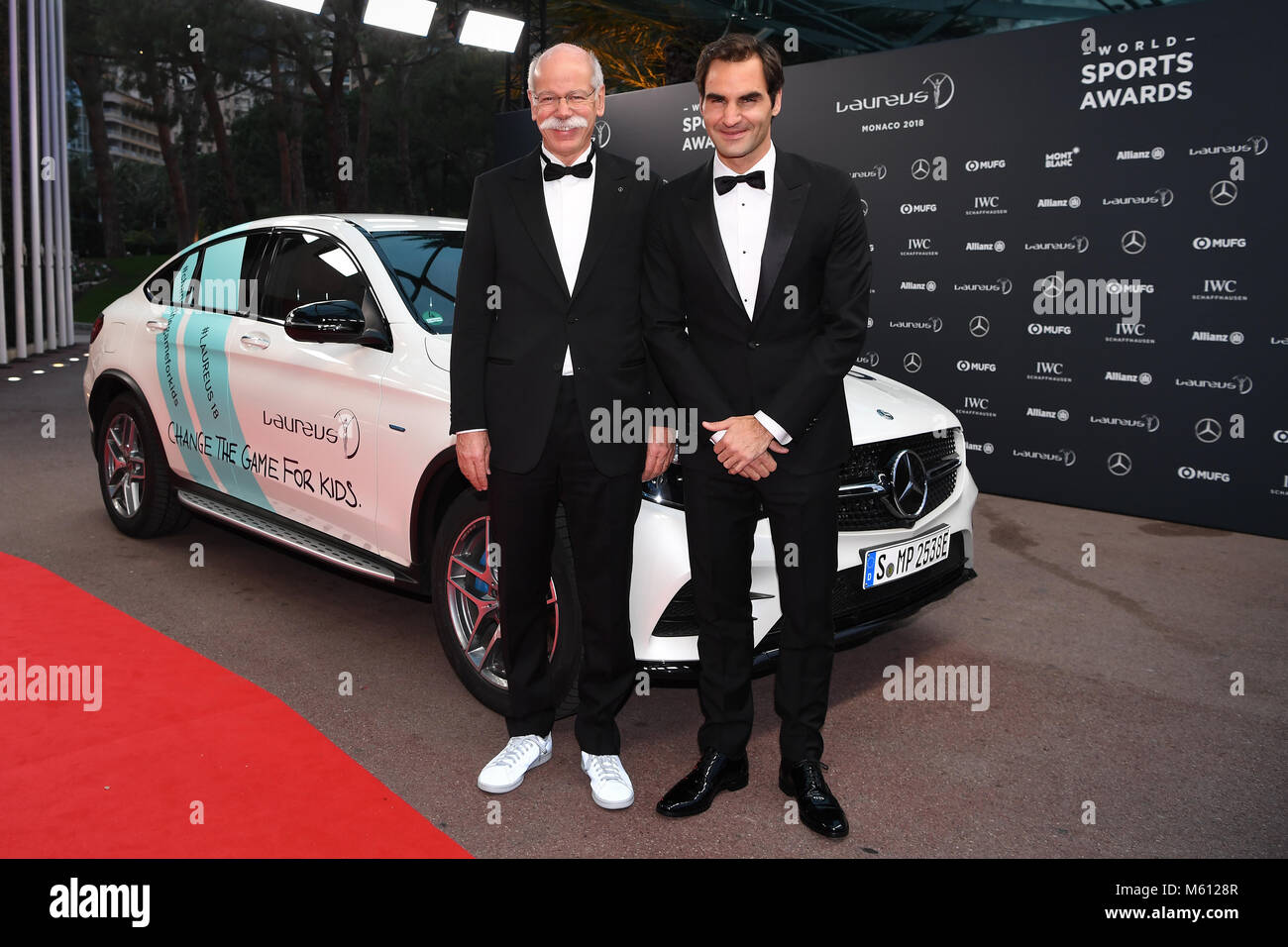 Monte Carlo, Monaco. Feb 27, 2018. Dieter Zetsche (Vorsitzender des Managements der Daimler AG, r.) und Roger Federer (tennis, l.) vor dem GLC Coupé 350 e 4MATIC (Kraftstoffverbrauch 2, 5 l/100 km kombiniert, CO2 Emissionen 59 g/km kombiniert). GES/ Allgemein/ Laureus World Sports Awards 2018 : Preisverleihung, 27.02.2018 Allgemein : Laureus World Sport Awards 2018 : Cérémonie de remise des prix, Monaco, Février 27, 2018 dans le monde d'utilisation |Crédit : afp/Alamy Live News Banque D'Images